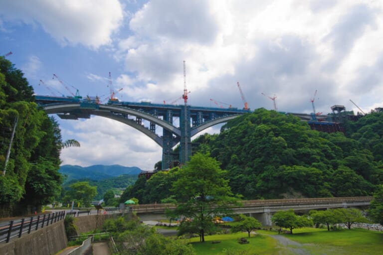R1300GSで西丹沢｜BMW R1300GSで秘境探訪 〜青き空、碧き大地の西丹沢を走る〜