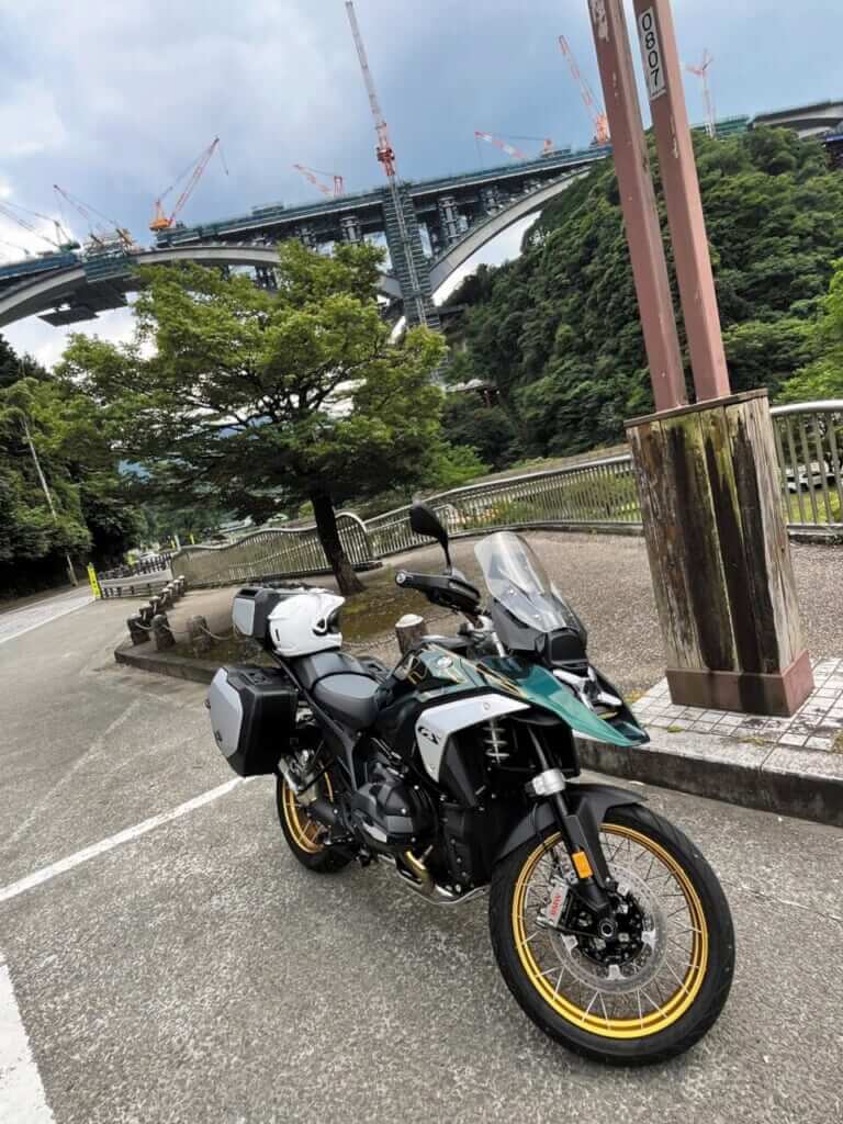 R1300GSで西丹沢｜BMW R1300GSで秘境探訪 〜青き空、碧き大地の西丹沢を走る〜