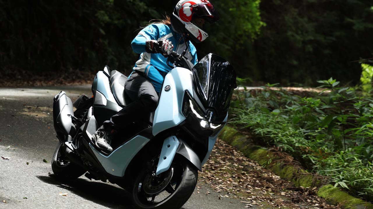 ヤマハ「NMAX155」はシフトダウンが効く！ レーシング女子・岡崎静夏の試乗インプレッション