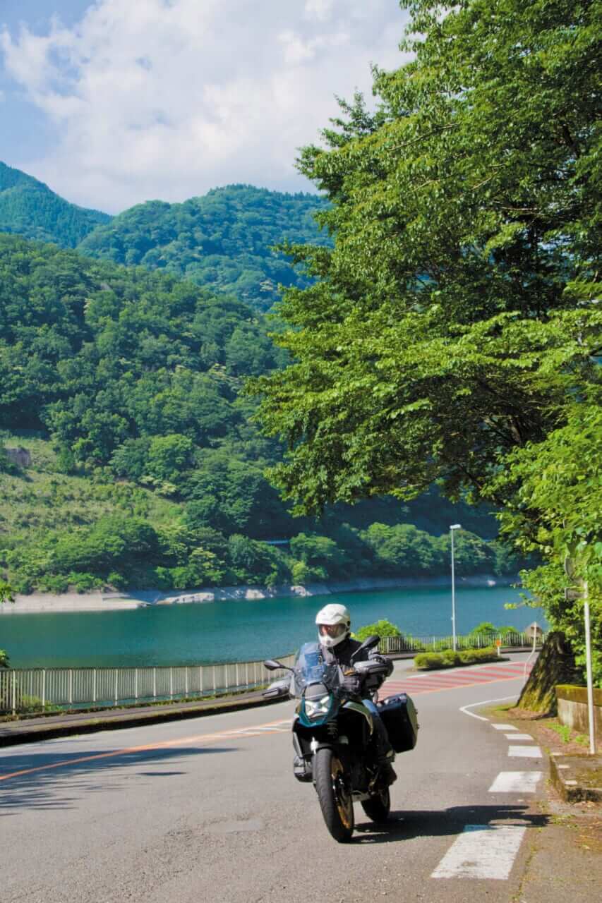 R1300GSで西丹沢|BMW R1300GSで秘境探訪 〜青き空、碧き大地の西丹沢を走る〜