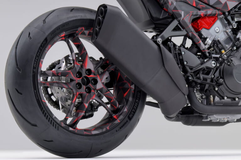 ホンダ｜V3R 900 E-コンプレッサー プロトタイプ｜EICMA 2025｜1200ccエンジンに匹敵?! ホンダが「V3R 900 E-コンプレッサー プロトタイプ」を発表！ 電動過給のV型3気筒エンジンがスリムな車体を実現