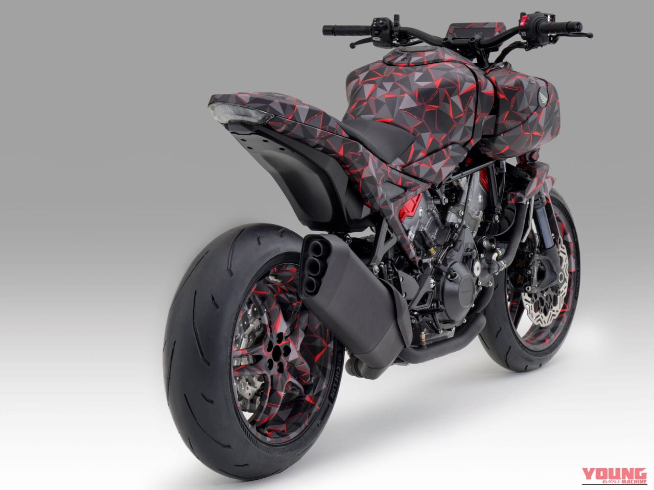 ホンダ|V3R 900 E-コンプレッサー プロトタイプ|EICMA 2025|1200ccエンジンに匹敵?! ホンダが「V3R 900 E-コンプレッサー プロトタイプ」を発表! 電動過給のV型3気筒エンジンがスリムな車体を実現【EICMA】