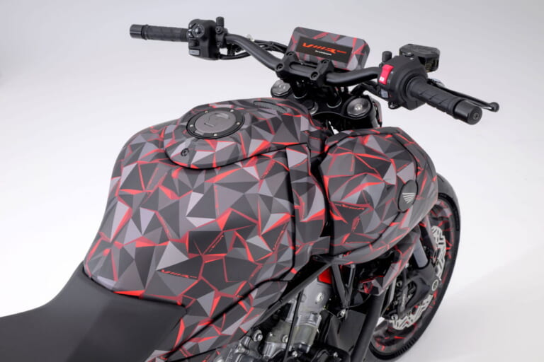ホンダ|V3R 900 E-コンプレッサー プロトタイプ|EICMA 2025|1200ccエンジンに匹敵?! ホンダが「V3R 900 E-コンプレッサー プロトタイプ」を発表! 電動過給のV型3気筒エンジンがスリムな車体を実現