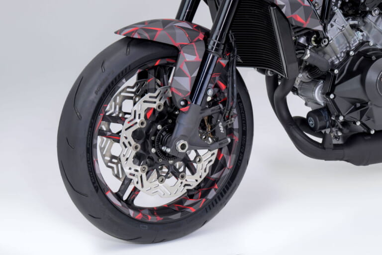 ホンダ|V3R 900 E-コンプレッサー プロトタイプ|EICMA 2025|1200ccエンジンに匹敵?! ホンダが「V3R 900 E-コンプレッサー プロトタイプ」を発表! 電動過給のV型3気筒エンジンがスリムな車体を実現