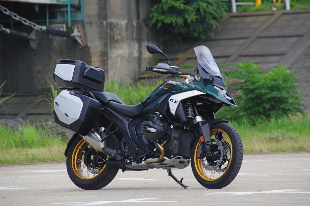 R1300GSで西丹沢｜BMW R1300GSで秘境探訪 〜青き空、碧き大地の西丹沢を走る〜