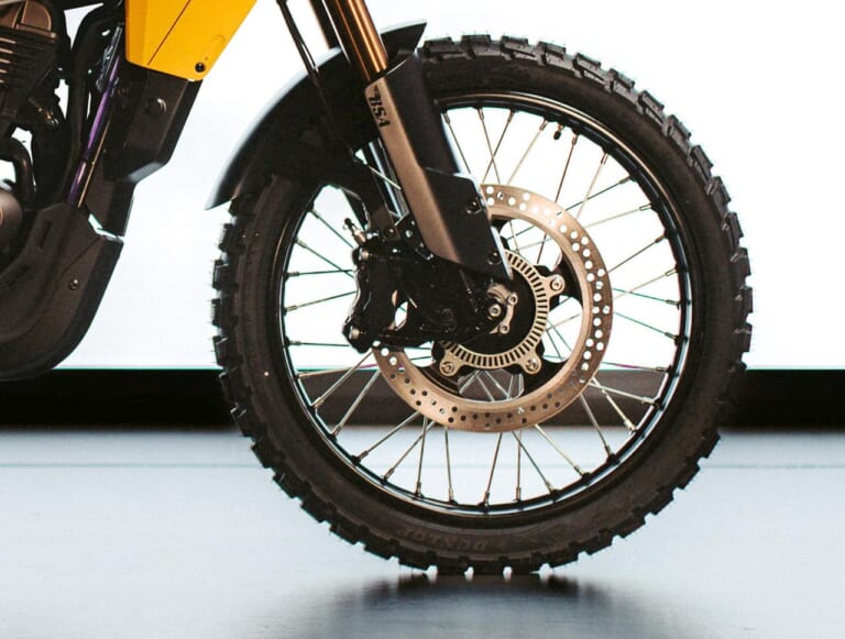 BSA｜サンダーボルト｜普通二輪免許で乗れるBSA！ 新型アドベンチャー「サンダーボルト」は水冷単気筒に左右非対称デザインを採用【EICMA】