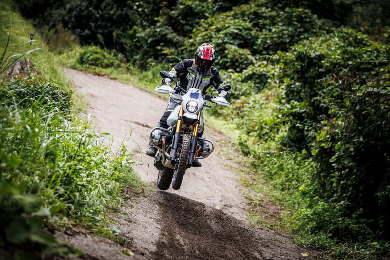 R12G/S｜【新型試乗】BMW R12G/Sスポーツ試乗インプレッション：レトロなナリに似合わぬ高いオフロード性能〜