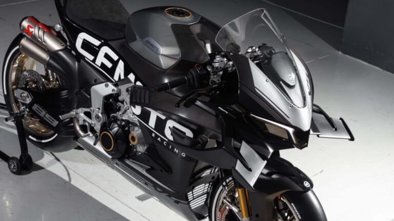 この羽根、動くぞ!! CFMOTOが「V4 SR-RRプロトタイプ」を発表、2026年に生産開始へ！【EICMA】