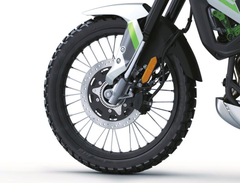 カワサキ｜KLE500｜輸出仕様｜2026年モデル｜【新型発表】カワサキ(KAWASAKI)新型アドベンチャー「KLE500」を発表！ 上位版「KLE500 SE」はTFTメーターや大型スクリーンも装備〈海外〉