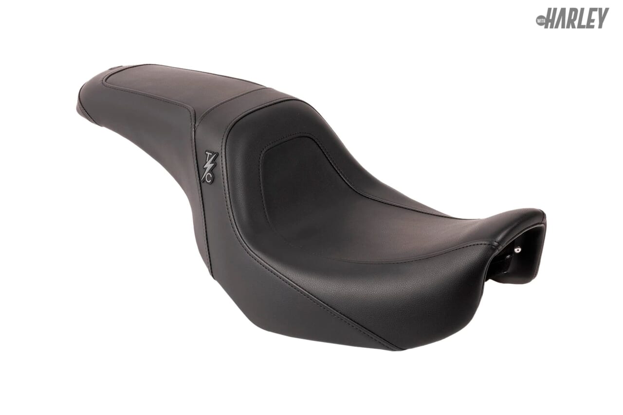 スズキ&アソシエイツ｜Thrashin X Saddlemen Step-Upシート Smooth｜スズキ＆アソシエイツで取り扱う最新ハーレーカスタムパーツたち
