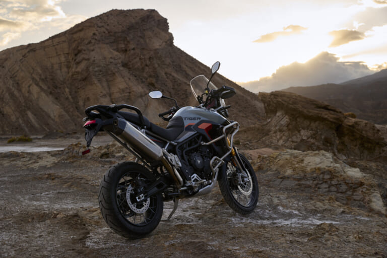Triumph Tiger900|トライアンフから新型アドベンチャーモデル「タイガーアルパイン/デザートエディション」が登場【900/1200に特別装備を投入】