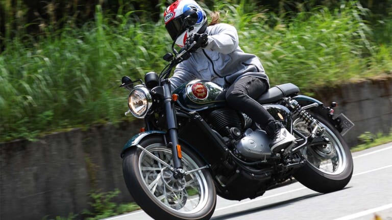【新車試乗】BSA「ゴールドスター650」は個性を主張するけどクセのないエンジンだった──レーシング女子・岡崎静夏の試乗インプレッション