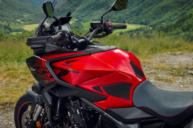 ホンダ｜CB1000GT｜欧州仕様｜2026年モデル｜ホンダが新型スポーツツアラー「CB1000GT」を発表！ 電サス＆IMUを装備するハイテク仕様【EICMA】