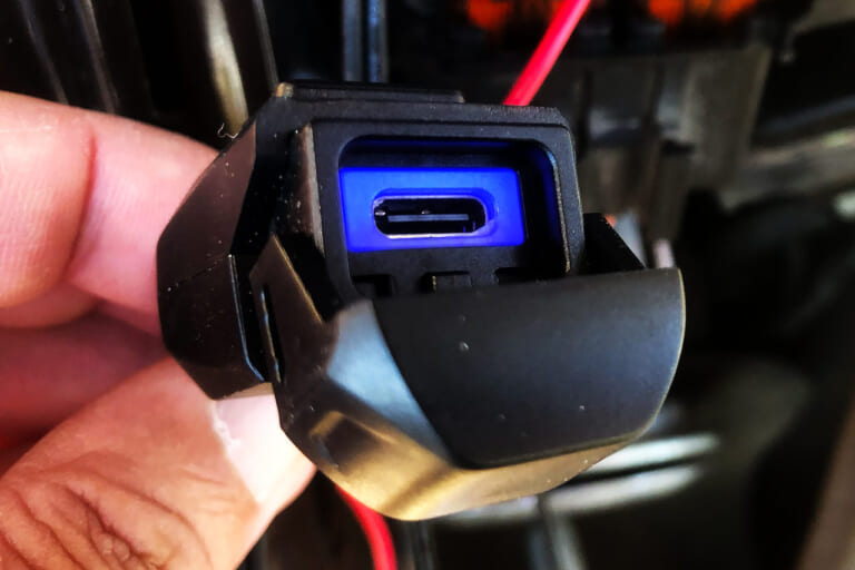 カエディア MOTO USBチャージャー KDR-M3C|【Amazonランキング1位】カエディア USB電源&スマホホルダーを取り付けてみた〈ブラックフライデーは12/1まで〉