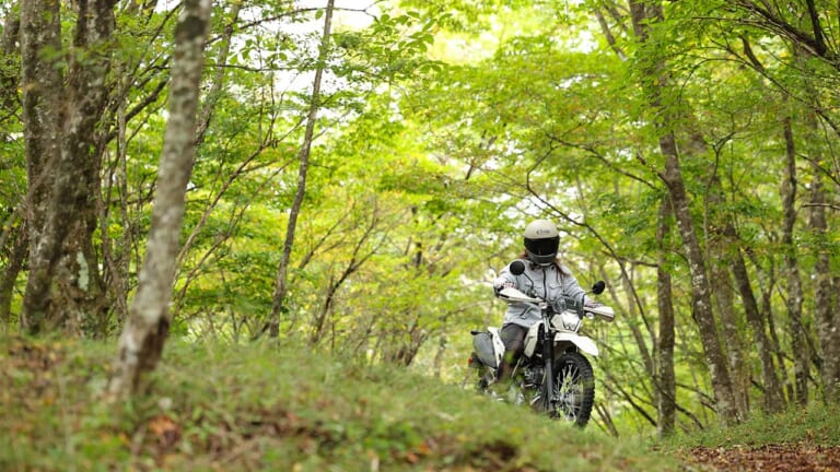 【新型試乗】カワサキ KLX230シェルパSは「軽く小さく初心者にも優しい」。レーシング女子・岡崎静夏の軽アドベンチャー＆オフロード一気試乗