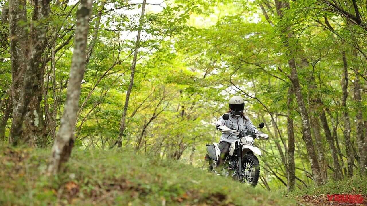 【新型試乗】カワサキ KLX230シェルパSは「軽く小さく初心者にも優しい」。レーシング女子・岡崎静夏の軽アドベンチャー&オフロード一気試乗