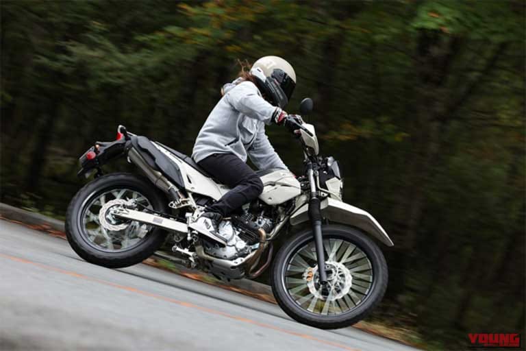 KAWASAKI KLX230シェルパS|【新型試乗】カワサキ KLX230シェルパSは「軽く小さく初心者にも優しい」。レーシング女子・岡崎静夏の軽アドベンチャー&オフロード一気試乗