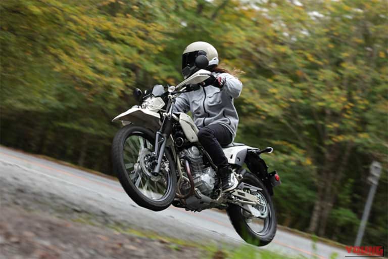 KAWASAKI KLX230シェルパS｜【新型試乗】カワサキ KLX230シェルパSは「軽く小さく初心者にも優しい」。レーシング女子・岡崎静夏の軽アドベンチャー＆オフロード一気試乗