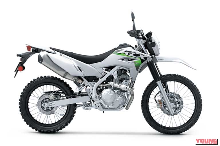 KLX230S(‘26)｜【新型試乗】カワサキ KLX230シェルパSは「軽く小さく初心者にも優しい」。レーシング女子・岡崎静夏の軽アドベンチャー＆オフロード一気試乗