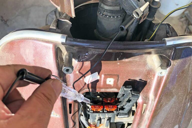 検電テスターで電源側端子を確認｜【Amazonランキング1位】カエディア USB電源＆スマホホルダーを取り付けてみた〈ブラックフライデーは12/1まで〉