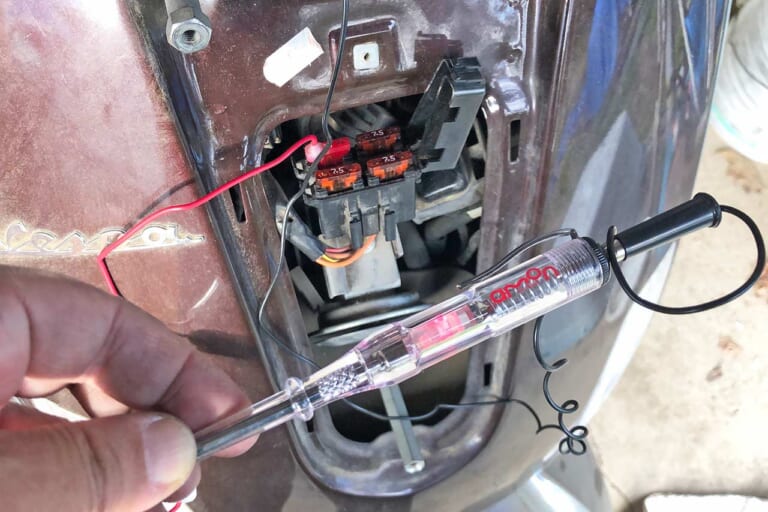 検電テスターで通電チェック｜【Amazonランキング1位】カエディア USB電源＆スマホホルダーを取り付けてみた〈ブラックフライデーは12/1まで〉