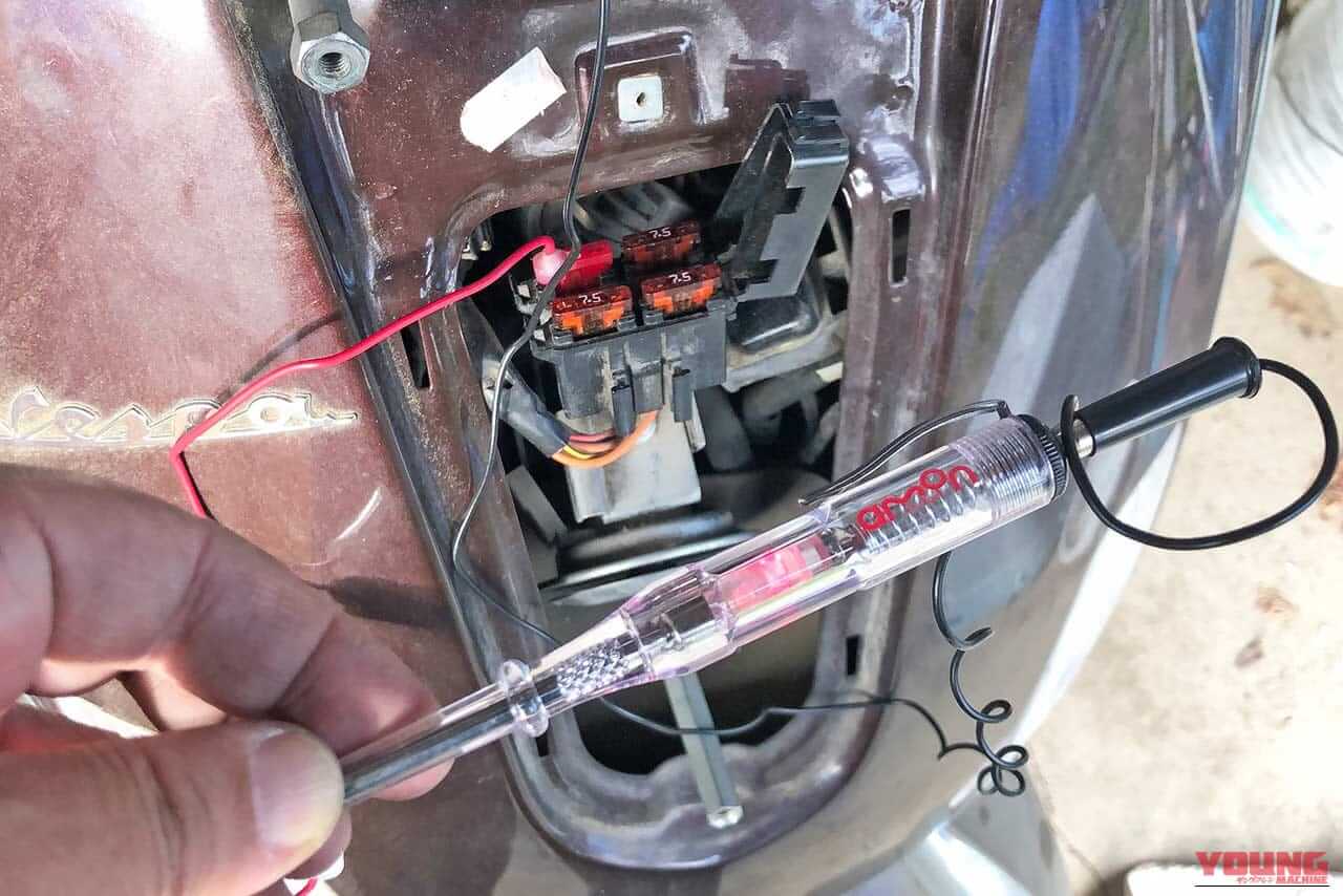 検電テスターで通電チェック｜【Amazonランキング1位】カエディア USB電源＆スマホホルダーを取り付けてみた〈ブラックフライデーは12/1まで〉