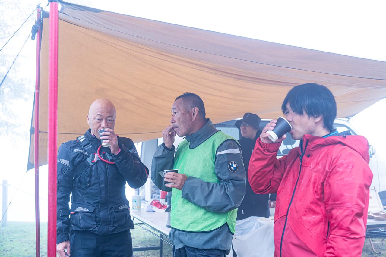 休憩｜モトラッドミツオカ｜ミツオカネイチャー2025｜仲間と一緒にGSを堪能できるモトラッドミツオカ主催の大型イベント「ミツオカネイチャー2025」