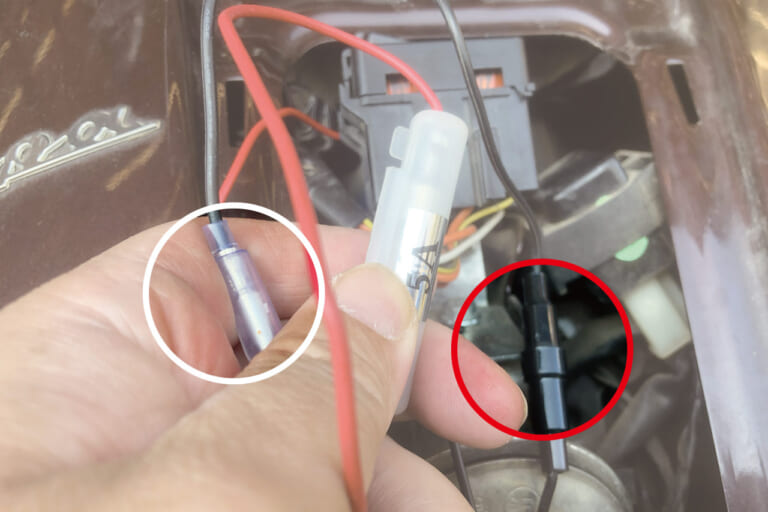 ヒューズ電源のプラスにSAEハーネスから分岐するプラス側コードを接続|【Amazonランキング1位】カエディア USB電源&スマホホルダーを取り付けてみた〈ブラックフライデーは12/1まで〉