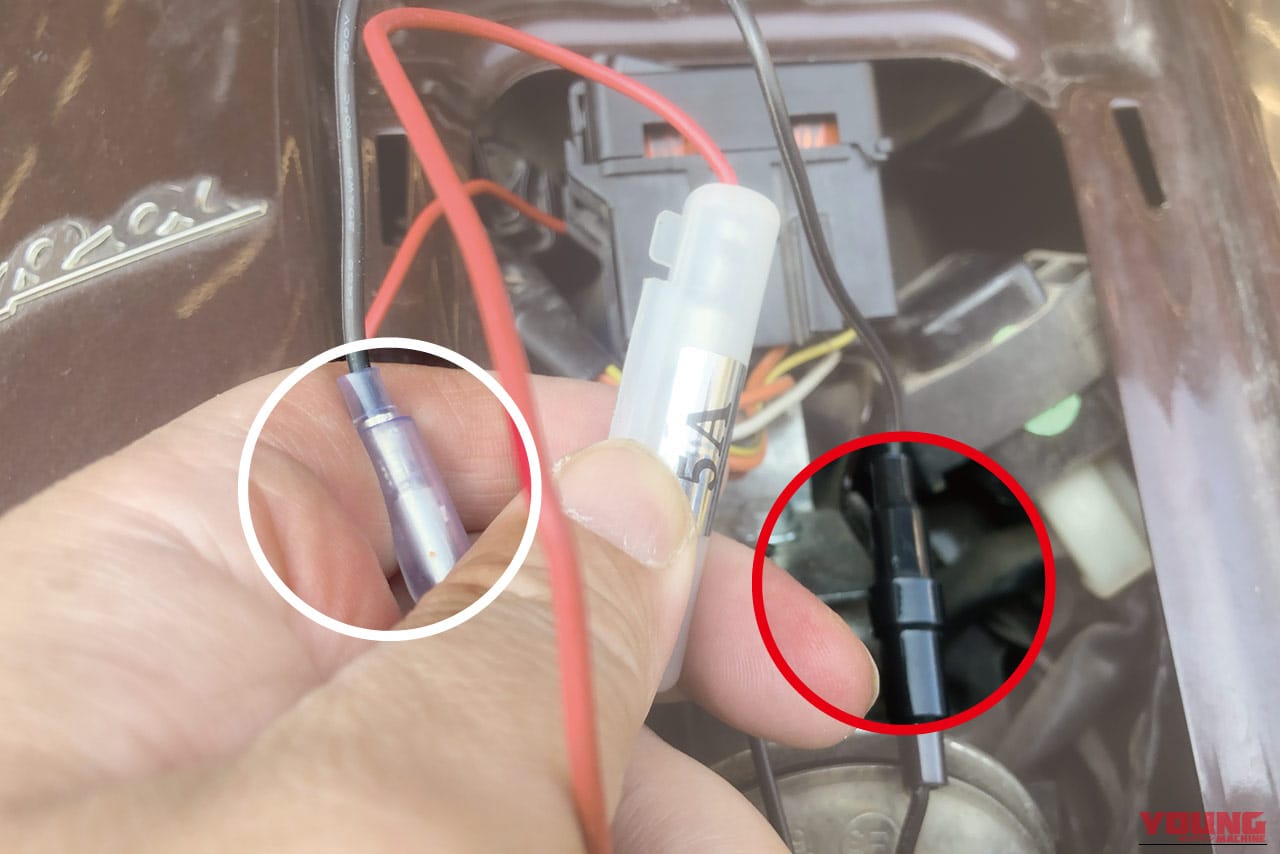 ヒューズ電源のプラスにSAEハーネスから分岐するプラス側コードを接続|【Amazonランキング1位】カエディア USB電源&スマホホルダーを取り付けてみた〈ブラックフライデーは12/1まで〉