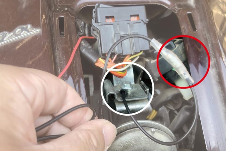 SAEハーネスのマイナス側コードをバイクの金属部分にボデイアースする｜【Amazonランキング1位】カエディア USB電源＆スマホホルダーを取り付けてみた〈ブラックフライデーは12/1まで〉