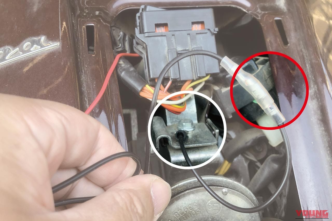 SAEハーネスのマイナス側コードをバイクの金属部分にボデイアースする｜【Amazonランキング1位】カエディア USB電源＆スマホホルダーを取り付けてみた〈ブラックフライデーは12/1まで〉