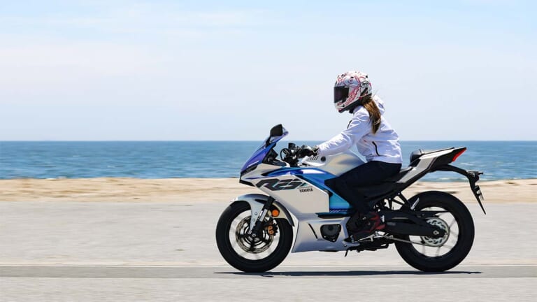「レーシーだけど気軽に乗れる万能系スポーツ！」レーシング女子・岡崎静夏のヤマハ「YZF-R25」試乗インプレッション