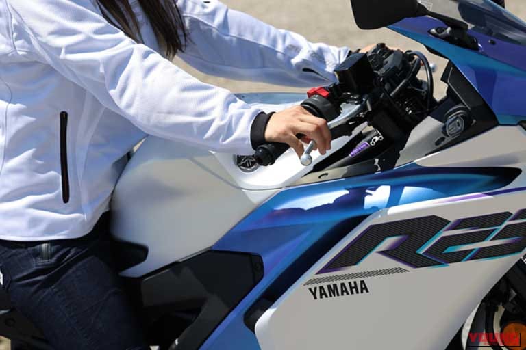YAMAHA YZF-R25｜「レーシーだけど気軽に乗れる万能系スポーツ！」レーシング女子・岡崎静夏のヤマハ「YZF-R25」試乗インプレッション