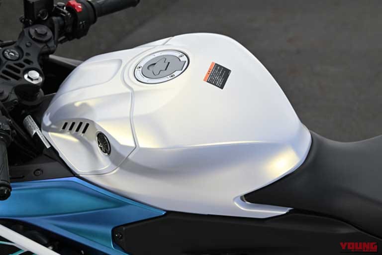 YAMAHA YZF-R25｜「レーシーだけど気軽に乗れる万能系スポーツ！」レーシング女子・岡崎静夏のヤマハ「YZF-R25」試乗インプレッション