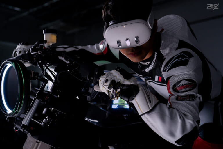 『バリバリ伝説』の走りを再現するリアル二輪シミュレーター「2X」が世界最大級の二輪ショーEICMAで発表【あの熱狂を全身で体感せよ】｜『バリバリ伝説』の名勝負を再現! リアル二輪シミュレーター「2X」が世界最大級の二輪ショーEICMAで発表【あの熱狂を全身で体感せよ】