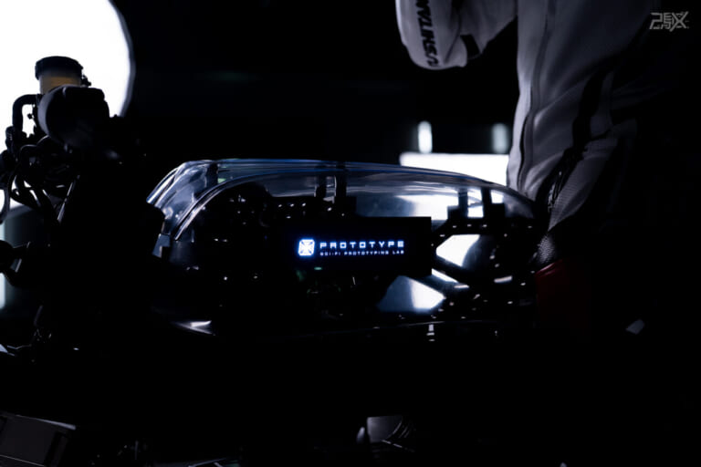 『バリバリ伝説』の走りを再現するリアル二輪シミュレーター「2X」が世界最大級の二輪ショーEICMAで発表【あの熱狂を全身で体感せよ】|『バリバリ伝説』の名勝負を再現! リアル二輪シミュレーター「2X」が世界最大級の二輪ショーEICMAで発表【あの熱狂を全身で体感せよ】