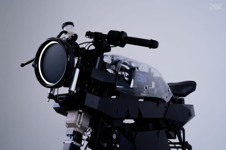 『バリバリ伝説』の走りを再現するリアル二輪シミュレーター「2X」が世界最大級の二輪ショーEICMAで発表【あの熱狂を全身で体感せよ】｜『バリバリ伝説』の名勝負を再現! リアル二輪シミュレーター「2X」が世界最大級の二輪ショーEICMAで発表【あの熱狂を全身で体感せよ】