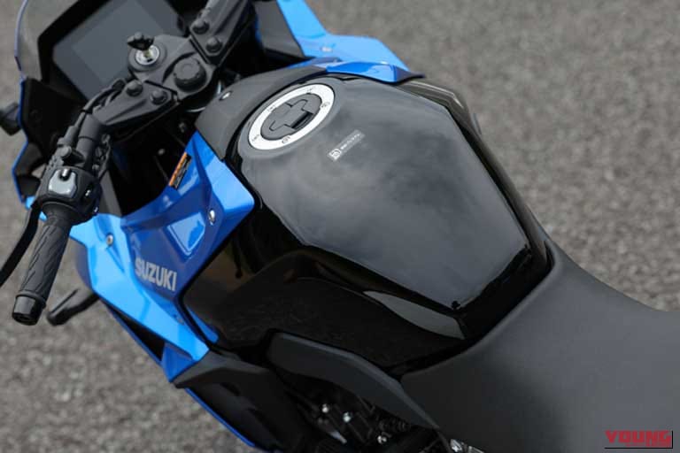 SUZUKI GSX-8R｜「気軽に味わえるスポーティテイスト」レーシング女子・岡崎静夏のスズキ「GSX-8R」試乗インプレッション