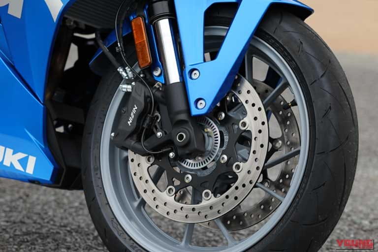 SUZUKI GSX-8R|「気軽に味わえるスポーティテイスト」レーシング女子・岡崎静夏のスズキ「GSX-8R」試乗インプレッション