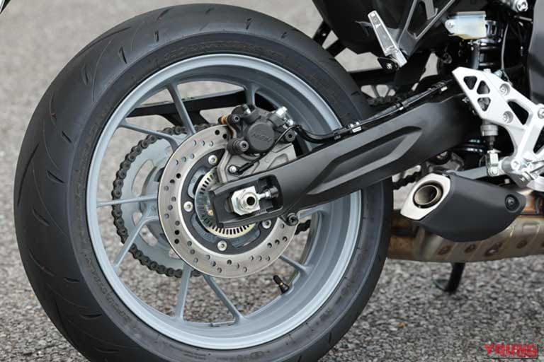 SUZUKI GSX-8R｜「気軽に味わえるスポーティテイスト」レーシング女子・岡崎静夏のスズキ「GSX-8R」試乗インプレッション