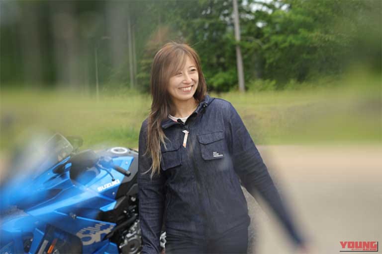 SUZUKI GSX-8R｜「気軽に味わえるスポーティテイスト」レーシング女子・岡崎静夏のスズキ「GSX-8R」試乗インプレッション