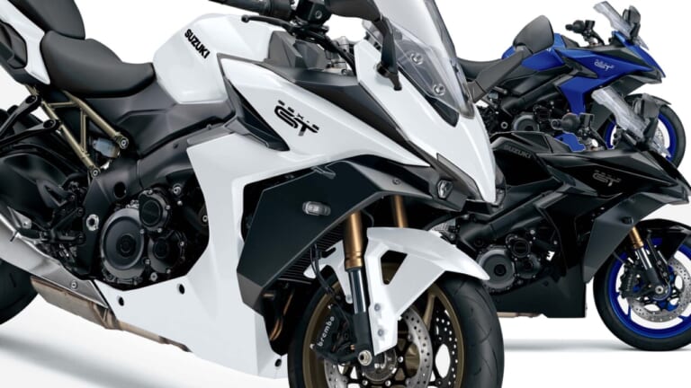 スズキが「GSX-S1000GT」の2026年モデルを発表! 新色はブロンズホイールのホワイト、ブルーホイールのブラックだ!