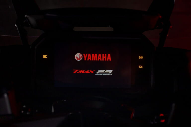 ヤマハ｜TMAX560 25th Anniversary｜2026年モデル｜ヤマハ “TMAX” 25周年記念モデル「TMAX560 25th Anniversary」爆誕！ テックマックスにもダークなメタリックグレーが登場