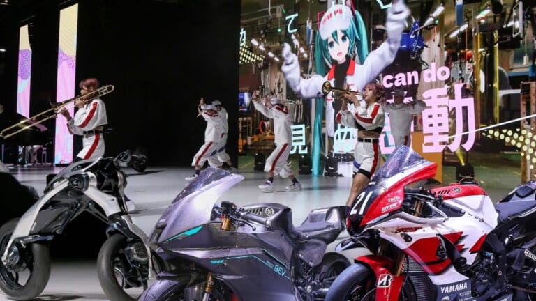 【モビショー】自立する二輪車MOTOROiDにハイブリッドEVバイク、そして水素…ヤマハブースも目が離せない!!