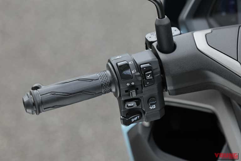 YAMAHA NMAX155|ヤマハ「NMAX155」はシフトダウンが効く! レーシング女子・岡崎静夏の試乗インプレッション