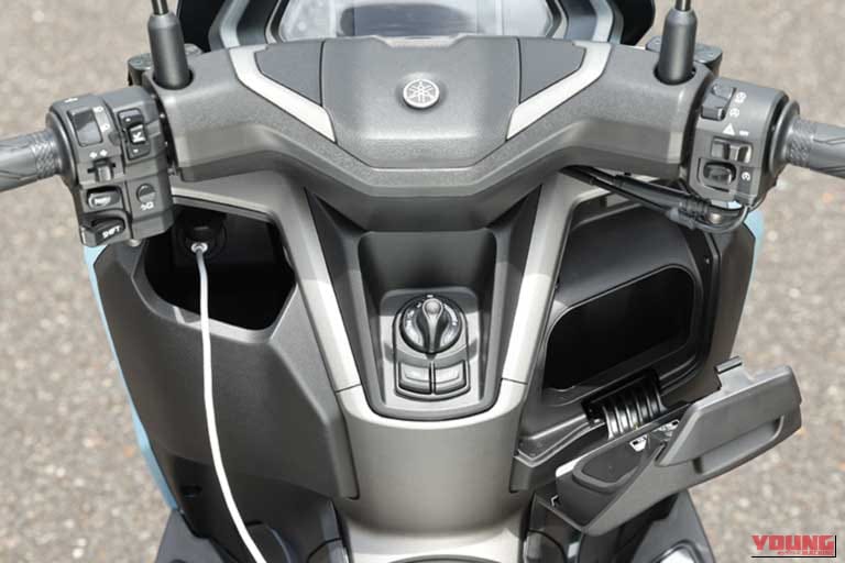 YAMAHA NMAX155｜ヤマハ「NMAX155」はシフトダウンが効く！ レーシング女子・岡崎静夏の試乗インプレッション