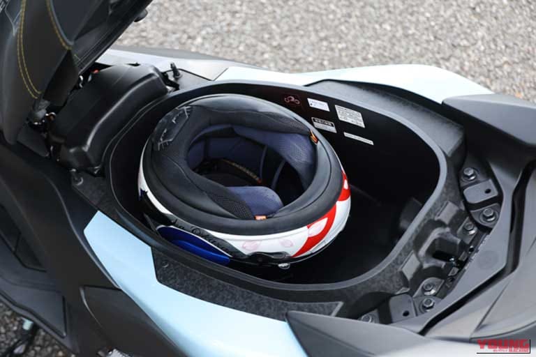 YAMAHA NMAX155｜ヤマハ「NMAX155」はシフトダウンが効く！ レーシング女子・岡崎静夏の試乗インプレッション