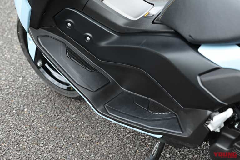 YAMAHA NMAX155｜ヤマハ「NMAX155」はシフトダウンが効く！ レーシング女子・岡崎静夏の試乗インプレッション