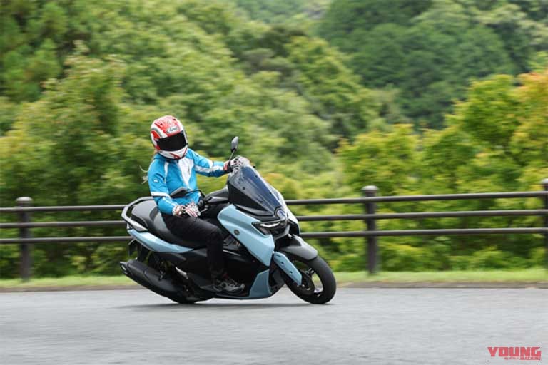 YAMAHA NMAX155｜ヤマハ「NMAX155」はシフトダウンが効く！ レーシング女子・岡崎静夏の試乗インプレッション