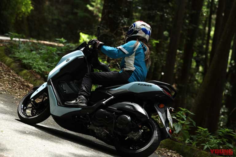 YAMAHA NMAX155｜ヤマハ「NMAX155」はシフトダウンが効く！ レーシング女子・岡崎静夏の試乗インプレッション